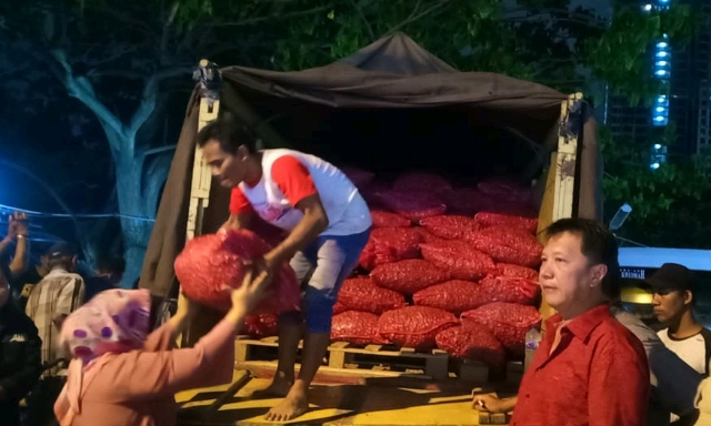 Operasi Pasar Bawang Merah di Surabaya Diserbu Pembeli