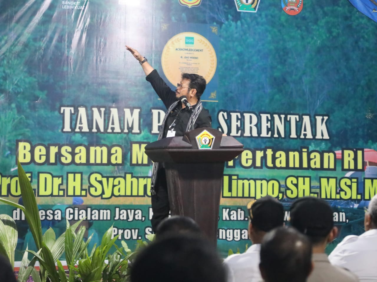 Meski Sudah Malam, Mentan dan Petani Tetap Semangat Tanam Serempak