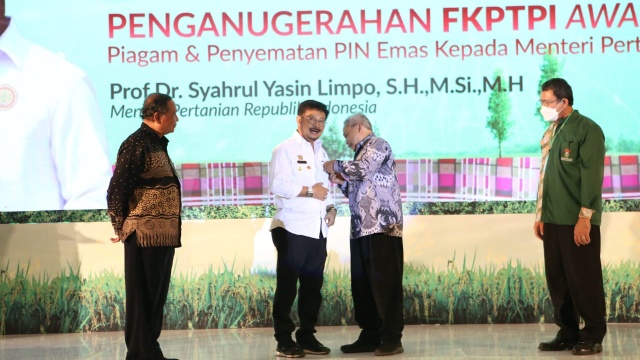Swasembada Beras, Mentan SYL Terima Penghargaan dari Kampus Pertanian Se-Indonesia