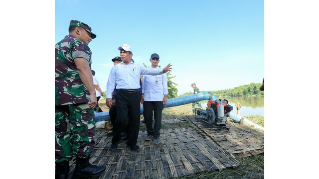 Mentan Amran Targetkan Petani Lamongan Tanam Padi Tiga Kali Setahun dengan Pompanisasi