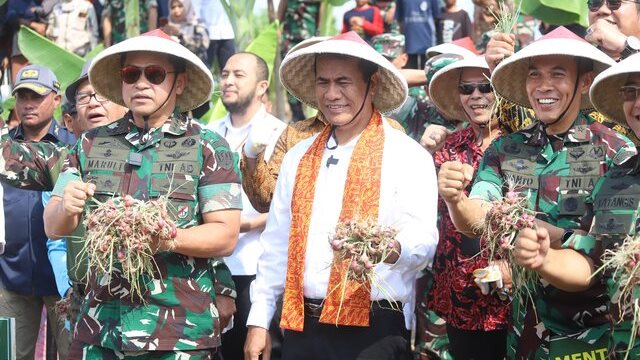 Kebangkitan Pertanian Perkotaan: Mentan dan KASAD Panen Besar Bawang Merah di Tengah Kota