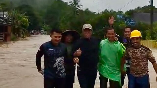 Cuaca Ekstrem, Mentan Terobos Banjir dan Longsor Setelah Pantau Langsung Kondisi Pertanian pada Musim Hujan di Bone