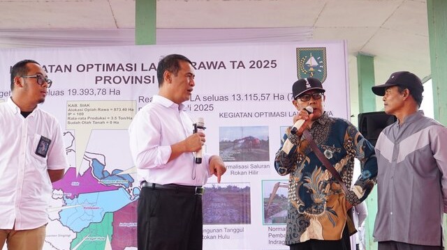 Kunjungi Siak, Mentan Amran Prioritaskan Petani : Akses Air dan Pupuk Jangan Dipersulit