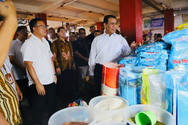 Masyarakat Nikmati Operasi Pangan Murah, Mentan Amran Tegaskan Beras SPHP Terus Diguyur hingga Desember