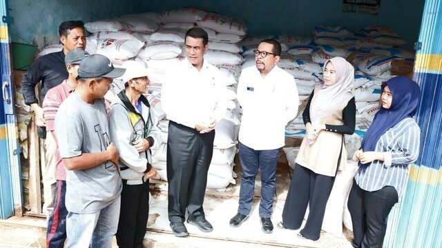 Mentan Amran dan KSP Qodari Sidak Kios Pupuk, Petani Tersenyum Harga Pupuk Turun