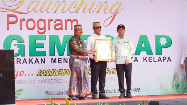 Jadi Pemimpin Pro Petani, Mentan Amran Dianugerahi Gelar Adat “To Anjarrekiyya Ri Kontutoje” di Selayar