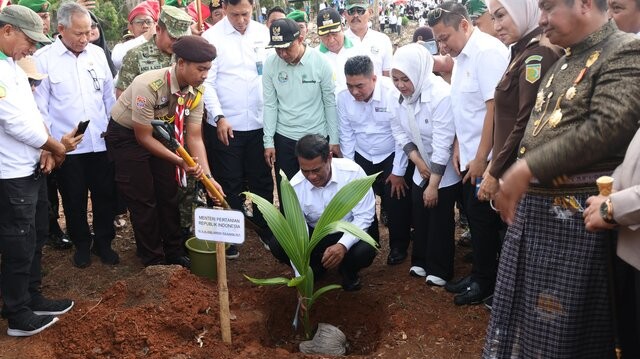 Percepat Hilirisasi Kelapa Nasional, Mentan Amran Launching Gerakan Menanam Lima Juta Kelapa di Selayar