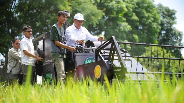 Mentan Banggakan Generasi Combine Harvester Terbaru di Serpong