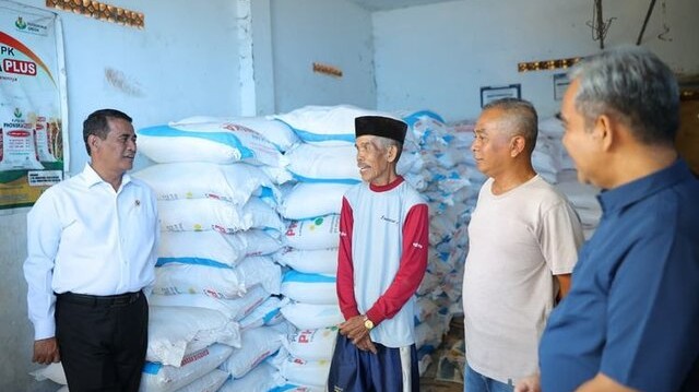 Ketua MPR dan Mentan Sidak Kios Pupuk, Petani Gembira Harga Makin Murah