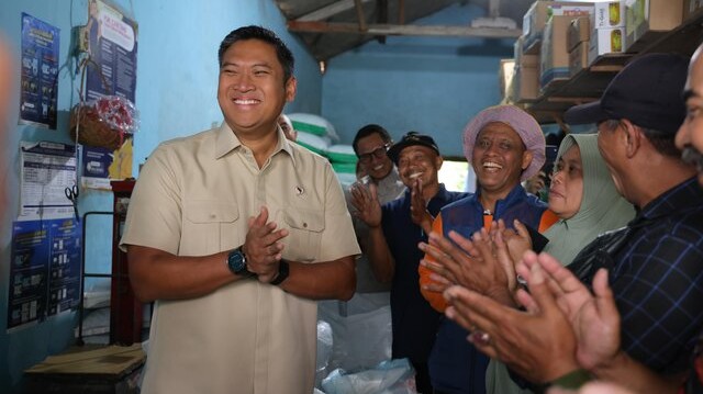 Sidak Kios Pupuk di Malang, Wamentan Sudaryono Pastikan Harga Sudah Turun—Petani Langsung Bersyukur