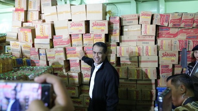 Mentan Amran Kirim Logistik Bantuan Bencana Satu Kapal Penuh ke Sumatra