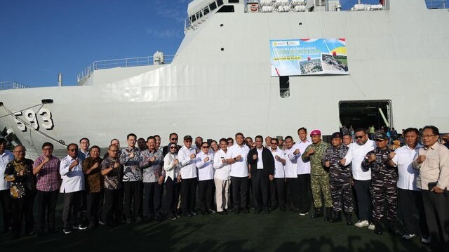 Mentan Amran Kirimkan  Bantuan Bencana Sumatra dengan KRI Banda Aceh