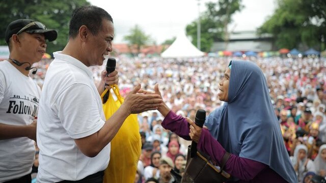 Sentuhan Nyata untuk Rakyat Kecil: Mentan Amran Bantu Modal Rp20 Juta untuk Pedagang Kerupuk di Bone